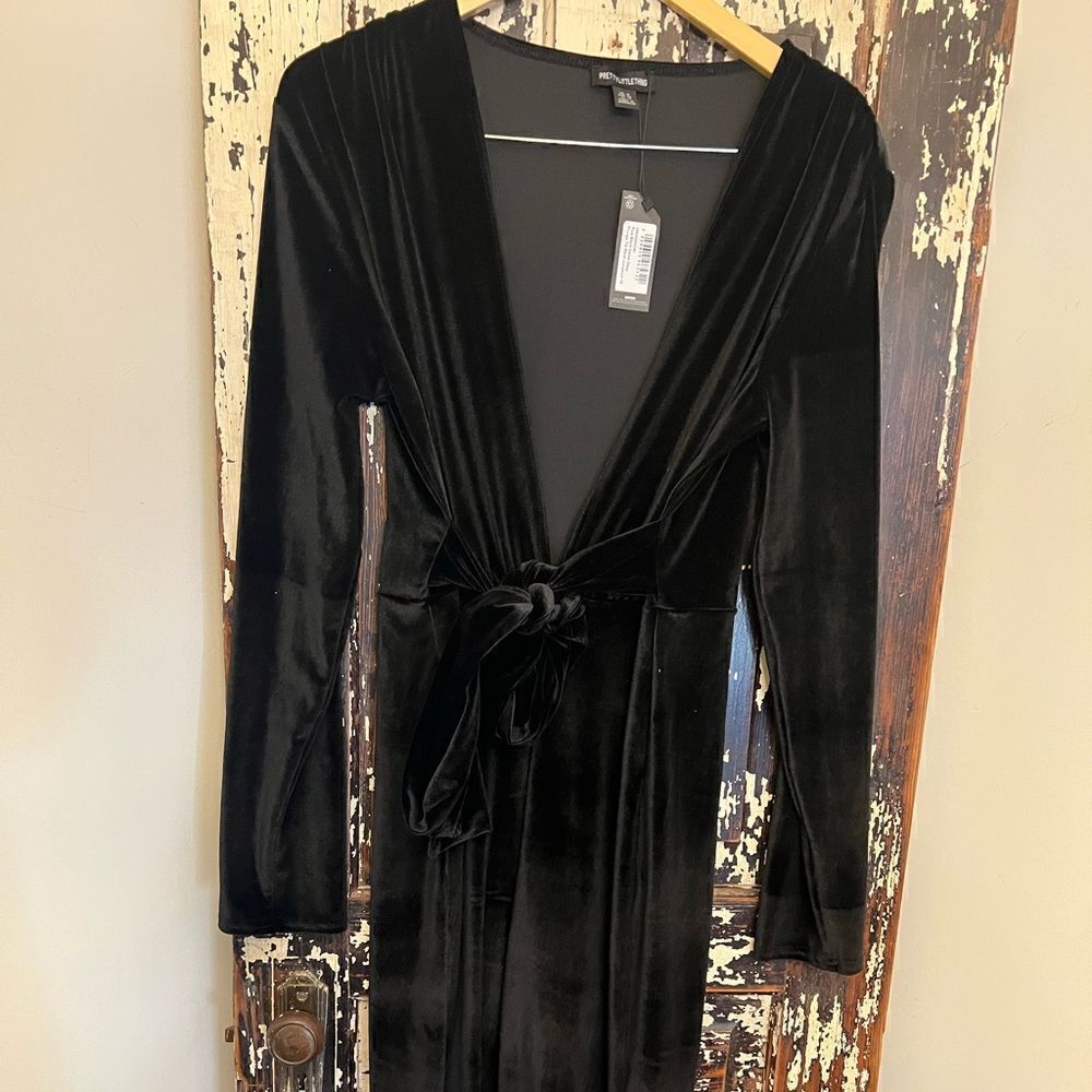NWT women’s Pretty Little Thing Black Deep Plunge velvet tie Jumpsuit.  Size 14.